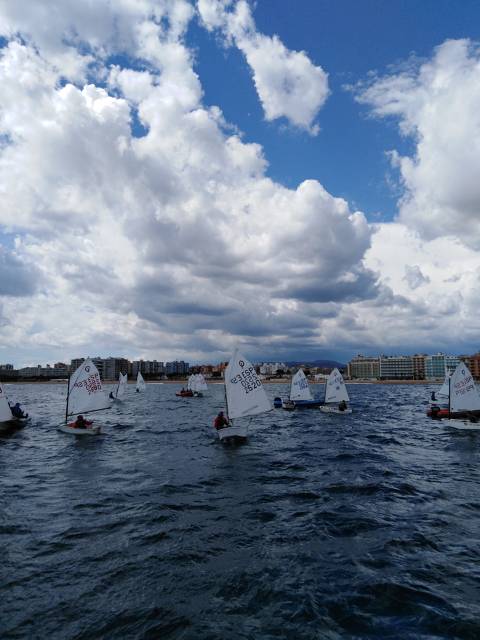  Lluvia de premios entre la flota de Optimist: Manresa, Garriga, Piguillem y Hernández suben al podio del Trofeo Primavera. - 3