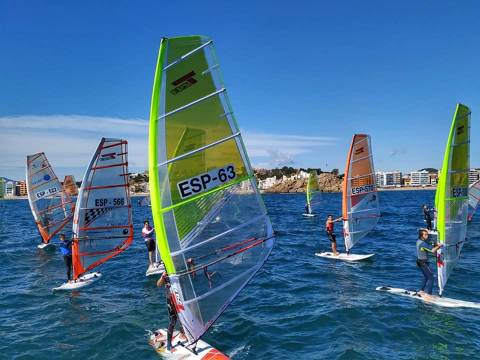 Jordi Bosch 3er en Raceboard i el extraordinari debut de l’equip d’iniciació del CVB, els protagonistes al Trofeu Primavera N2 de Windsurf - 3