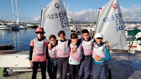 El equipo de la clase optimist continúa la competición en el VII Trofeo Baix Empordà 2022