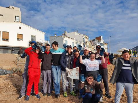 El Club Vela Blanes es suma a la iniciativa del Departament de Medi Ambient de l’Ajuntament per la neteja popular de la platja. - 2