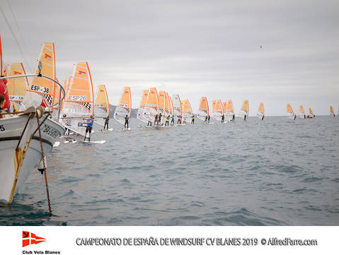 Tret de sortida del Campionat d'Espanya de Windsurf a Blanes amb proves per a totes les classes. - 6