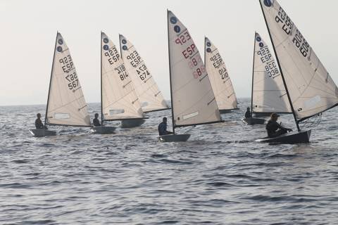 Els regatistes de la classe Europa participen al Campionat de Catalunya al CN El Balís.