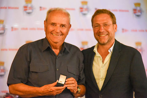 Roger Solé, Ramón Portas y Amador Bernabeu, reciben la distinción de oro como socios “cincuentenarios” del Club de Vela Blanes en la cena fin de temporada