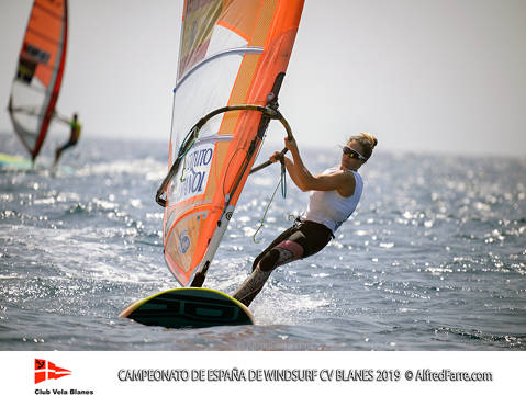 Los hermanos Manchón protagonistas del Campeonato de España de windsurf en Blanes. Curro se proclama campeón de España en Raceboard y Blanca domina de principio a fin el RS:X Femenino. - 2