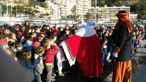 Més de 500 nens i nenes del CEIP Quatre Vents de Blanes, lliuren les cartes als patges dels Reis de l'Orient al CVB - 3