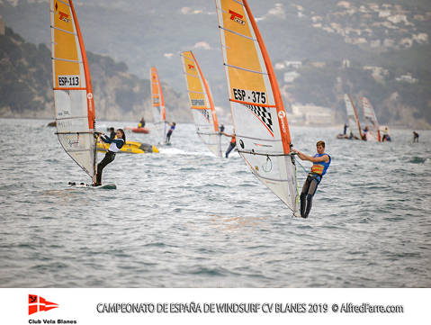 Tret de sortida del Campionat d'Espanya de Windsurf a Blanes amb proves per a totes les classes. - 4