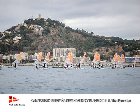 Tret de sortida del Campionat d'Espanya de Windsurf a Blanes amb proves per a totes les classes. - 2