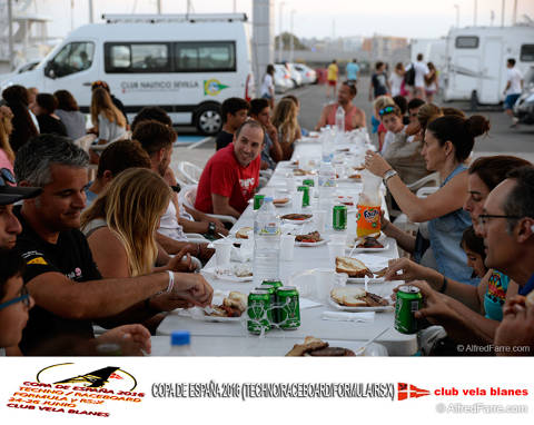 El segon dia de competició de la Copa de España completa 3 proves per totes les classes, excepte Formula Windsurf, i deixa entreveure els favorits. - 4