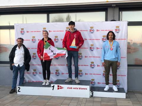 Nicolás Hernández 3º clasificado sub-18 y Marina Martínez 2ª clasificada sub-20 en el N2 de la clase Europa.