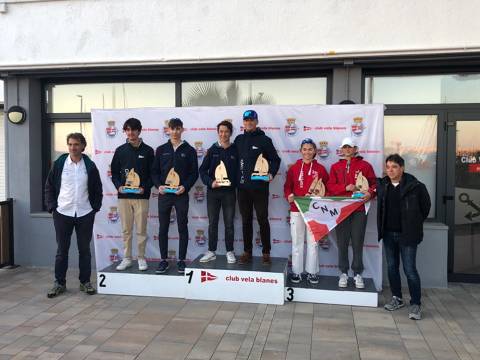 Nicolás Hernández 3º clasificado sub-18 y Marina Martínez 2ª clasificada sub-20 en el N2 de la clase Europa. - 11