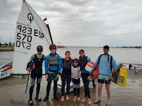 L’equip d’Optimist del Club de Vela Blanes participa en el Campionat de Catalunya per Equips a Roses.