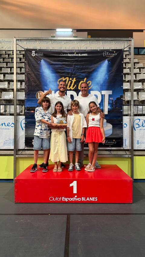 Nora, Mia, Kai i Koa, juntament amb en Kevin Gonzalez premiats a la Nit de l’Esport Blanenc.