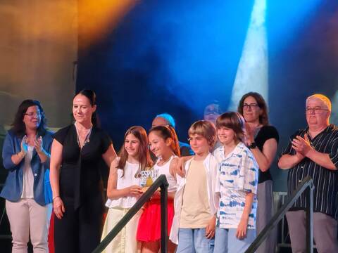 Nora, Mia, Kai i Koa, juntament amb en Kevin Gonzalez premiats a la Nit de l’Esport Blanenc. - 1