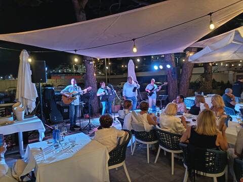 Èxit de la Nit d’Havaneres del Club de Vela Blanes amb el grup Cabotatge