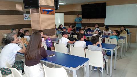 Arrenca el Bateig de Mar inclòs a la guia de Recursos Educatius de Blanes amb més de 400 alumnes