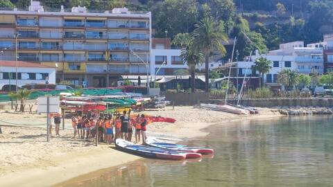 Els alumnes de 5è de primària de Blanes finalitzen el programa Esport Blau Escolar després de deu sessions al mar.