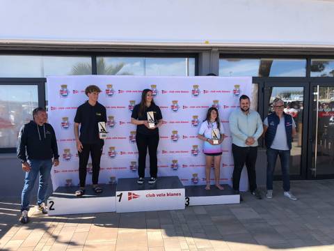 Pleno blandense en el podio de la clase Windsurfer en el Trofeo Primavera N2 de Blanes. - 3