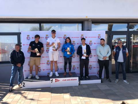 Ple blanenc al podi de la classe Windsurfer al Trofeu Primavera N2 de Blanes. - 9