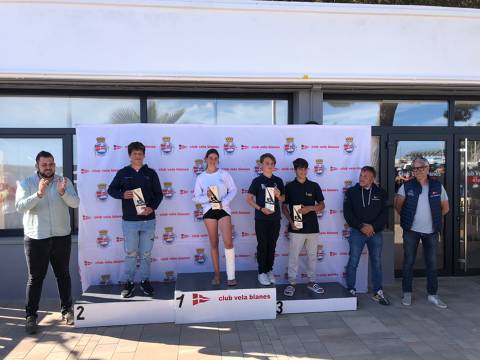 Ple blanenc al podi de la classe Windsurfer al Trofeu Primavera N2 de Blanes. - 6