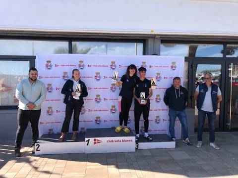 Ple blanenc al podi de la classe Windsurfer al Trofeu Primavera N2 de Blanes. - 7